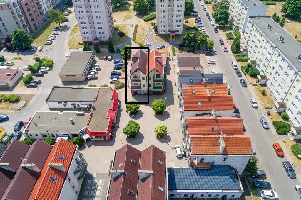 Widok z lotu ptaka z zaznaczonym budynkiem, w którym znajduje się lokal